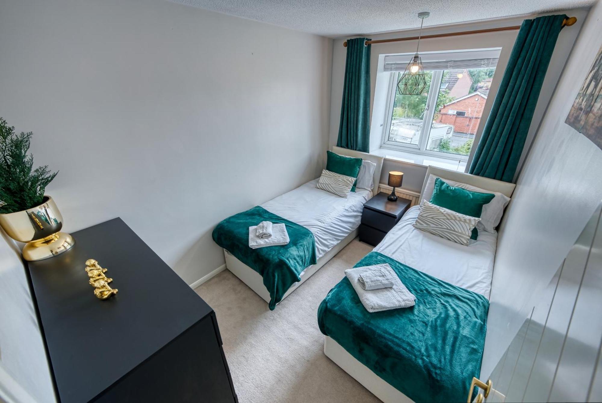 Capri 13 Sa - 3 Bed House, Close To Loughborough University & M1 Motorway, Free Wifi, Big Garden, Ample Parking- Ask For Contractor Rates! Екстериор снимка